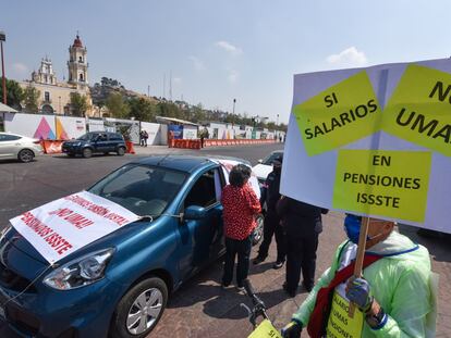 Caravana de pensionados alrededor de la Plaza de los Mártires de Toluca.