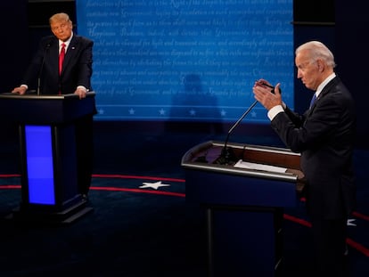 El entonces candidato presidencial demócrata, Joe Biden, a la derecha, debate con el entonces presidente, Donald Trump, en el segundo y último debate de las presidenciales de 2020, en Nashville, Tennessee.