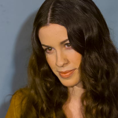 Alanis Morissette posa en los premios Grammy de 1996 en Los Ángeles.