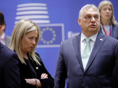 La primera ministra italiana, Giorgia Meloni, y el primer ministro húngaro, Viktor Orbán, asisten a una cumbre de la UE en Bruselas (Bélgica), en marzo de 2023.