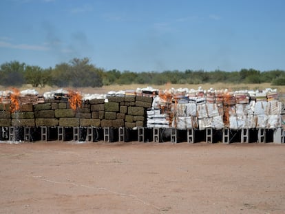 Unidades de metanfetaminas y marihuana decomisadas son quemadas en Hermosillo (Estado de Sonora), en octubre de 2021.