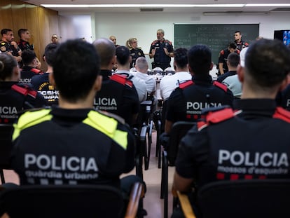 En la imagen, briefing policial en el inicio del turno realizado en el interior de la comisaria de los mossos de Ciutat Vella, en Barcelona, en una imagen de archivo.