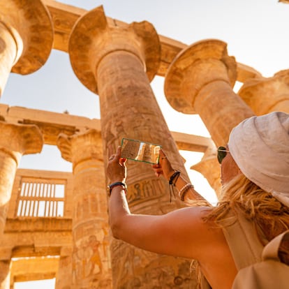 Una turista camina entre los pilares de la Gran Sala Hipóstila del Templo de Karnak.