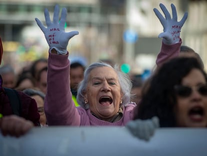 Una mujer con guantes blancos marcha durante una manifestación contra el desmantelamiento de la sanidad pública, en febrero de 2023, en Madrid (España).