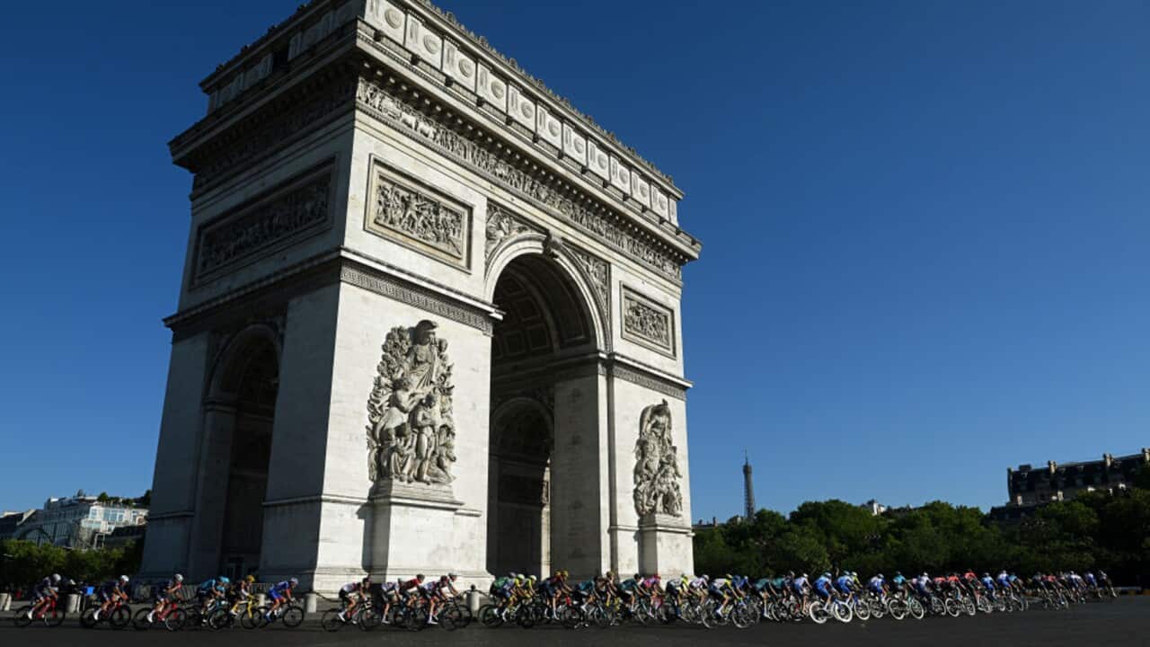 A general view of the peloton as they pass the Arc de Triomf
