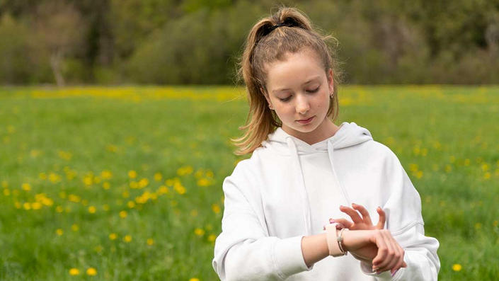 Adolescente al aire libre con reloj inteligente