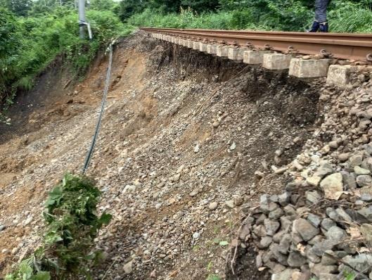 盛り土ののり面が崩壊した真室川～釜淵間