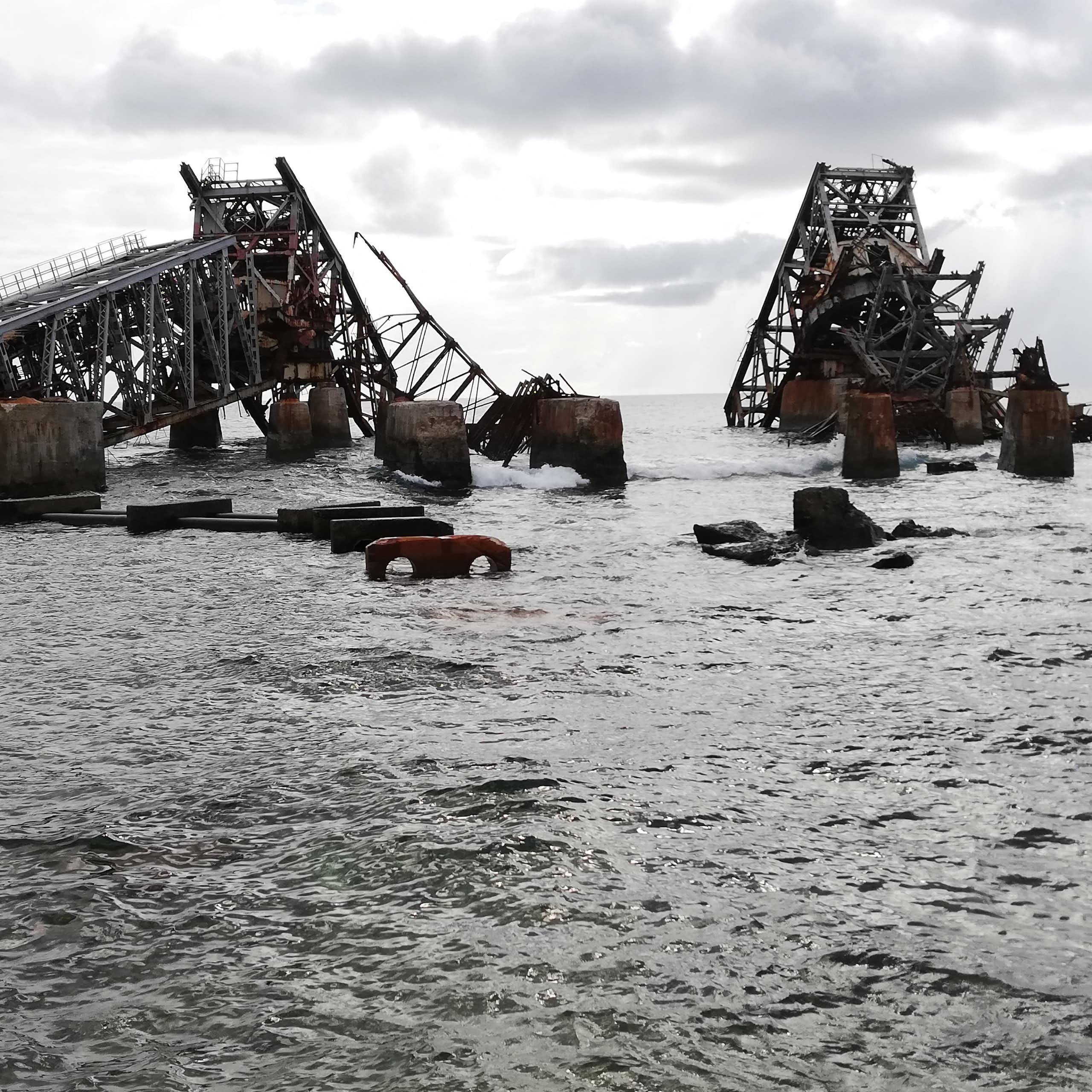 infrastructure abandonnée dans la mer