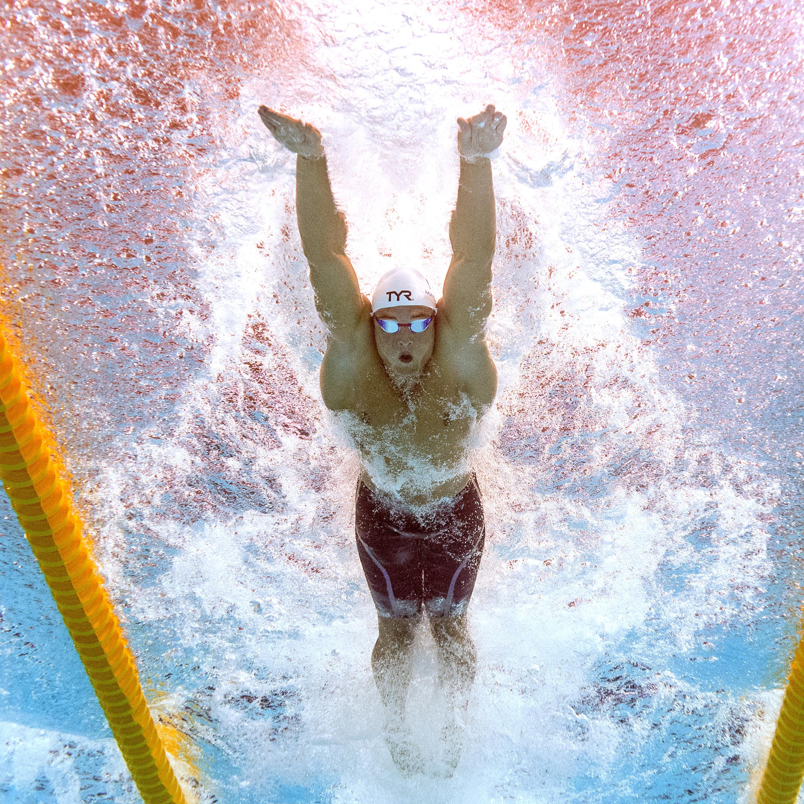 Florent Manaudou en train de nager dans un bassin.