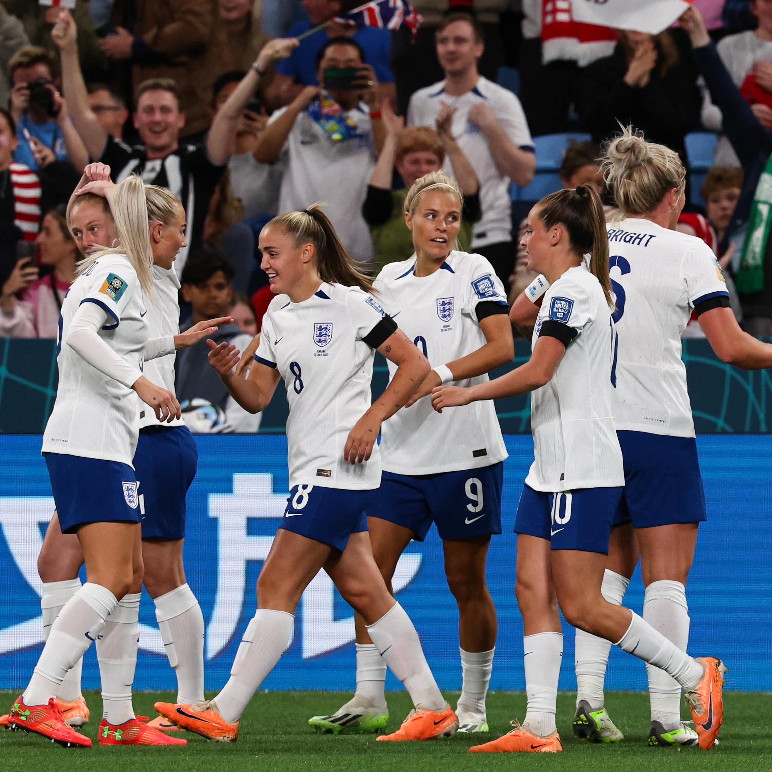 Les joueuses de l'équipe  anglaise de football avec leur short bleu.