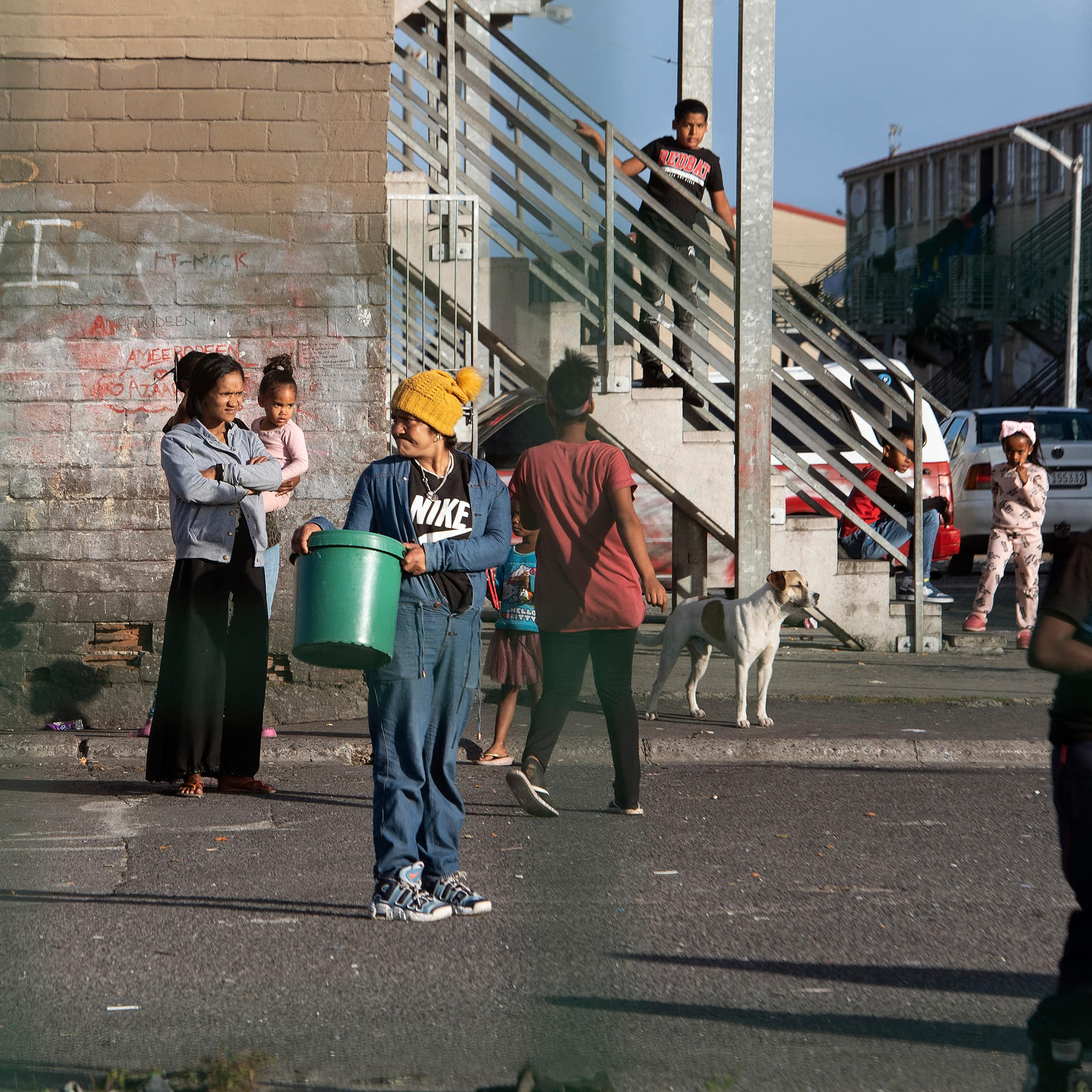 Des habitants des immeubles de Hanover Park, théâtre de violentes guerres de gangs ces dernières semaines, le 29 mai 2022, au Cap en Afrique du Sud. 