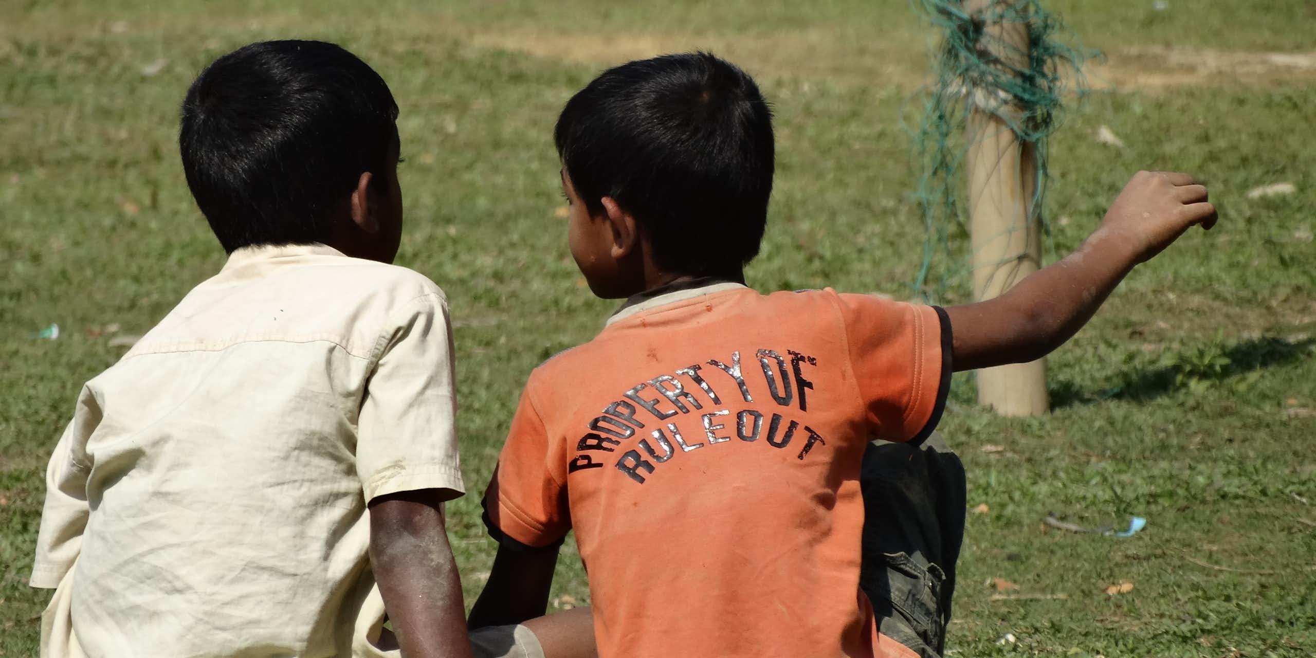 De jeunes garçons dans un champ à Sylhet, Bangladesh, 8 mars 2014.