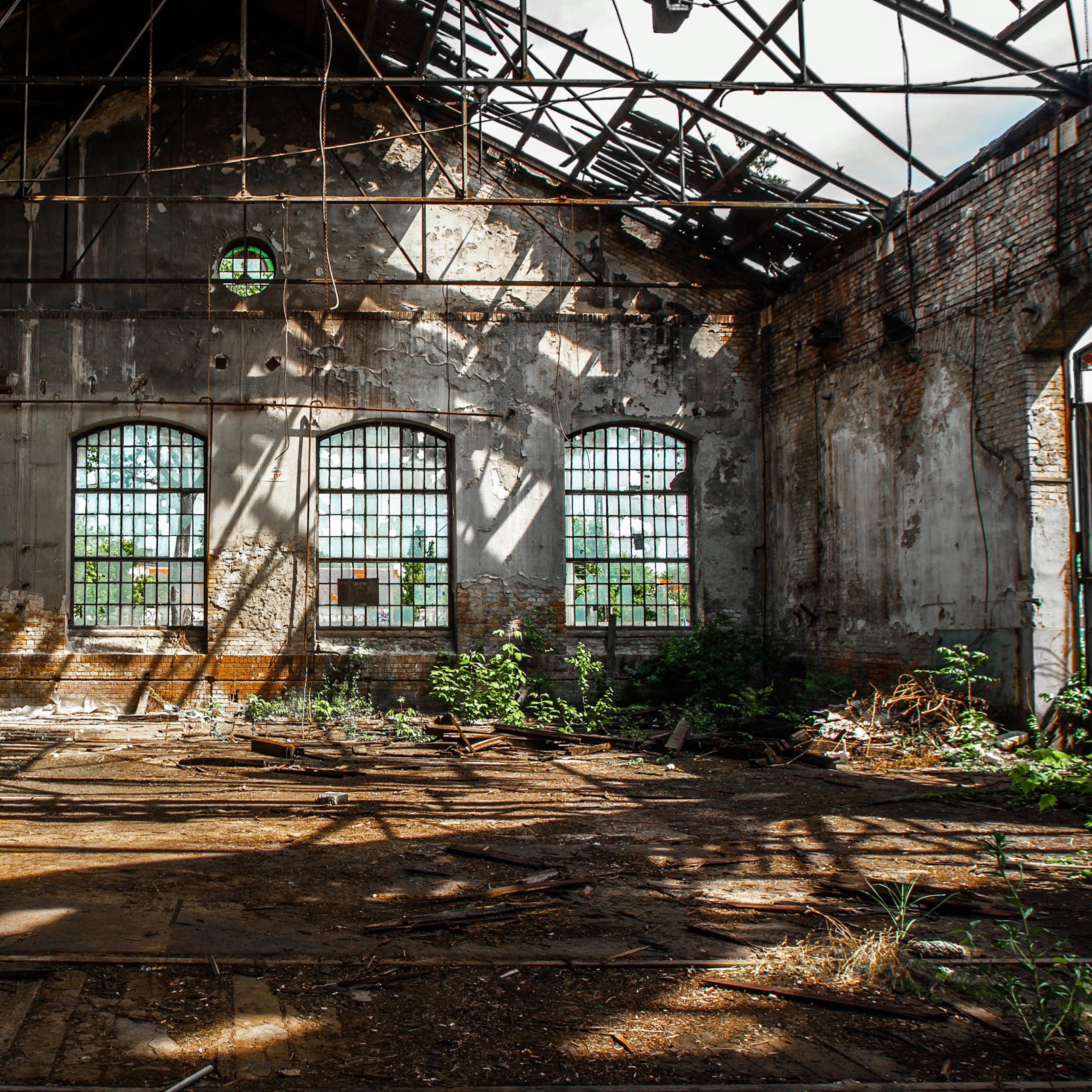 Une friche industrielle avec du soleil qui passe à travers les fenêtres