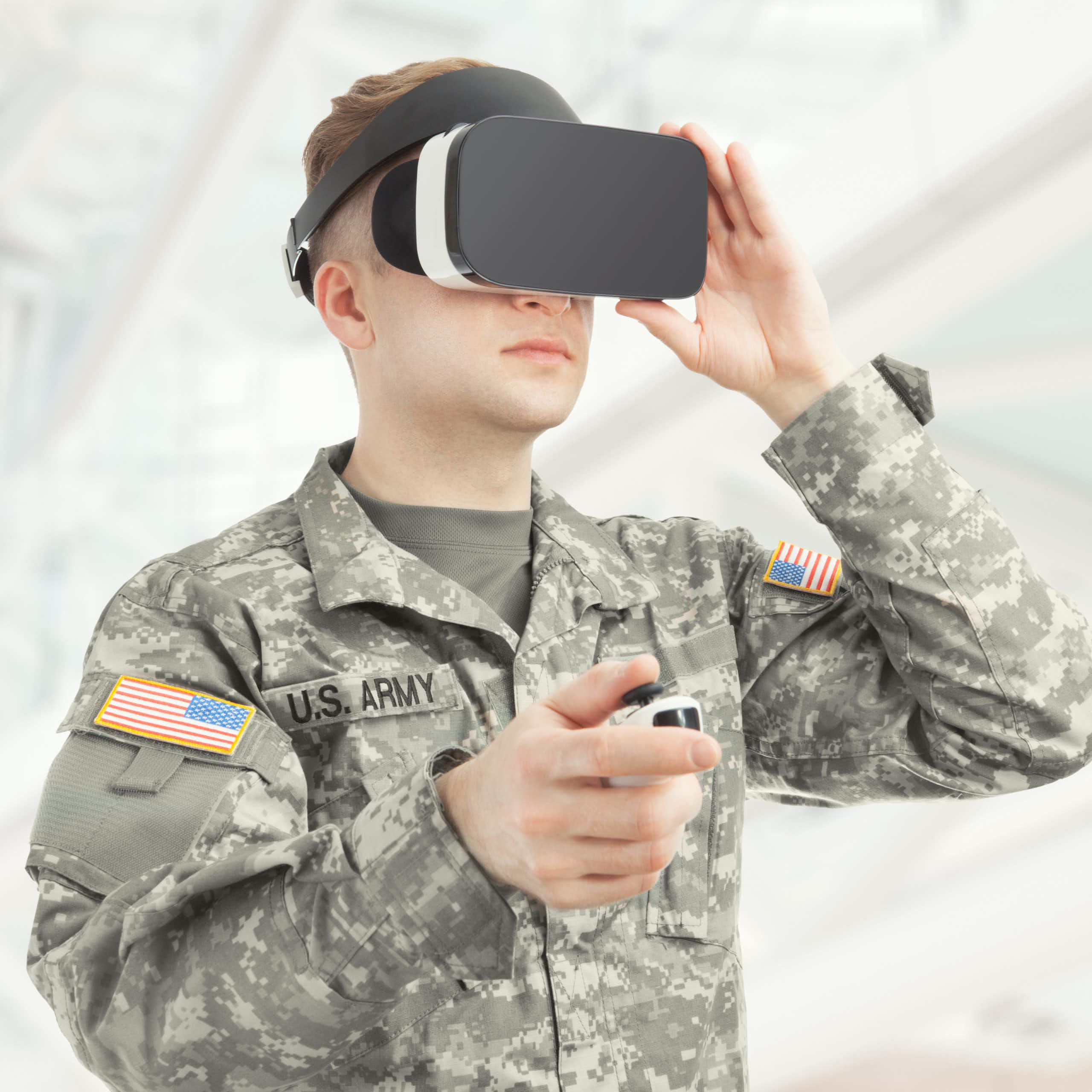 Photographie d'un militaire américain avec un casque de réalité virtuelle.