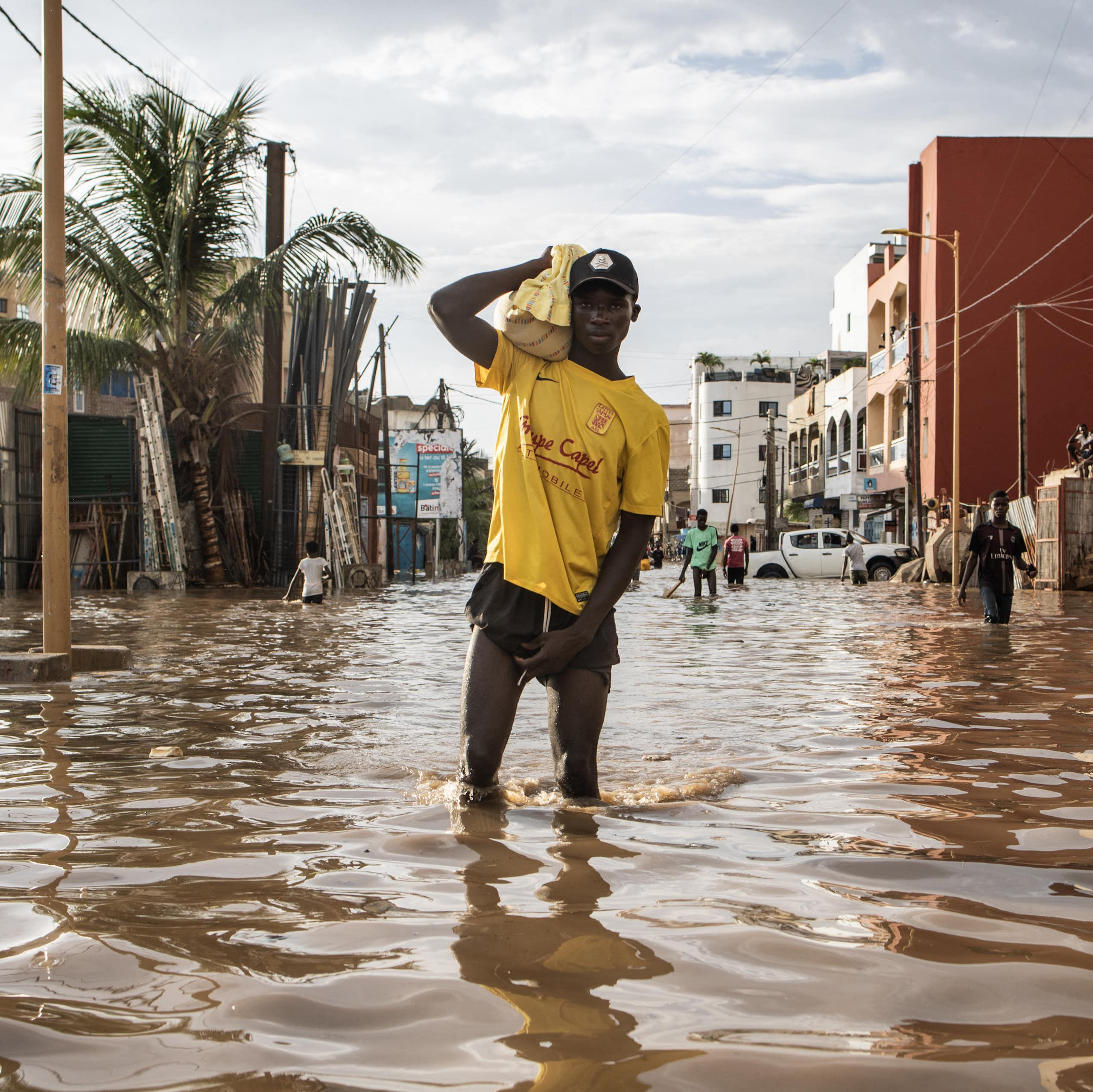 un homme les pieds dans l'eau à dakar