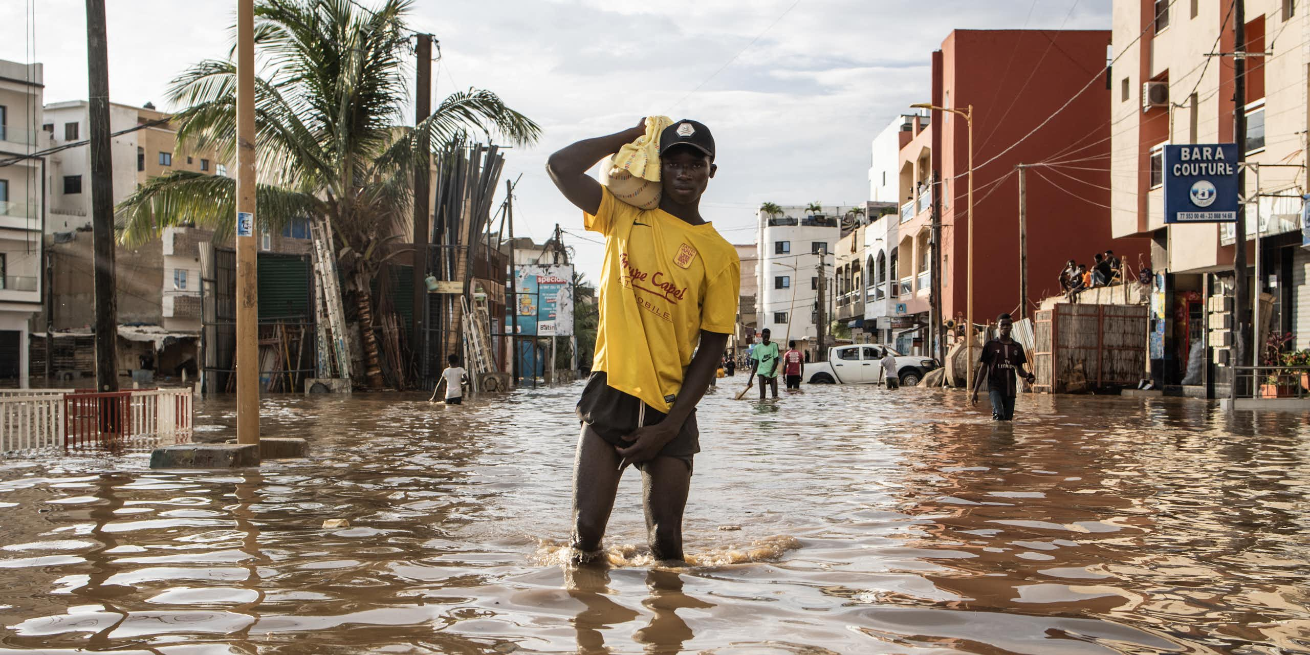 un homme les pieds dans l'eau à dakar