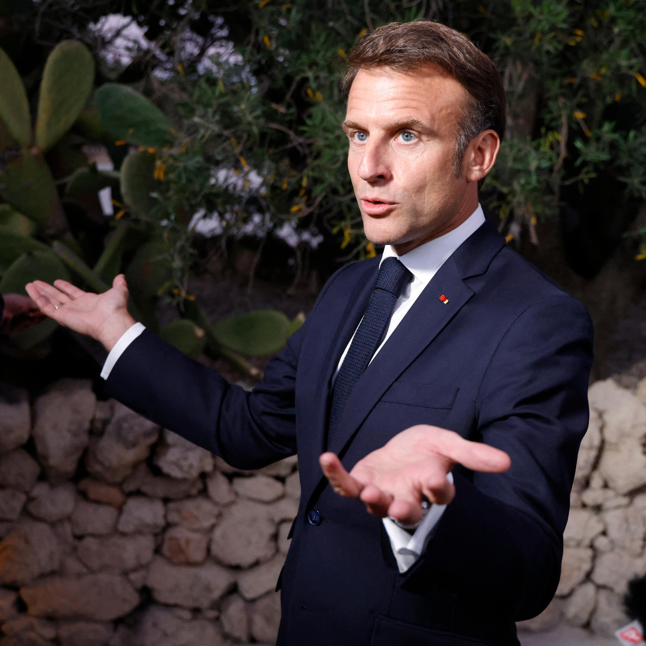 Le président français Emmanuel Macron fait un geste alors qu'il s'adresse aux médias lors du sommet du G7 au centre de villégiature Borgo Egnazia à Savelletri, près de Bari, en Italie, le 14 juin 2024.