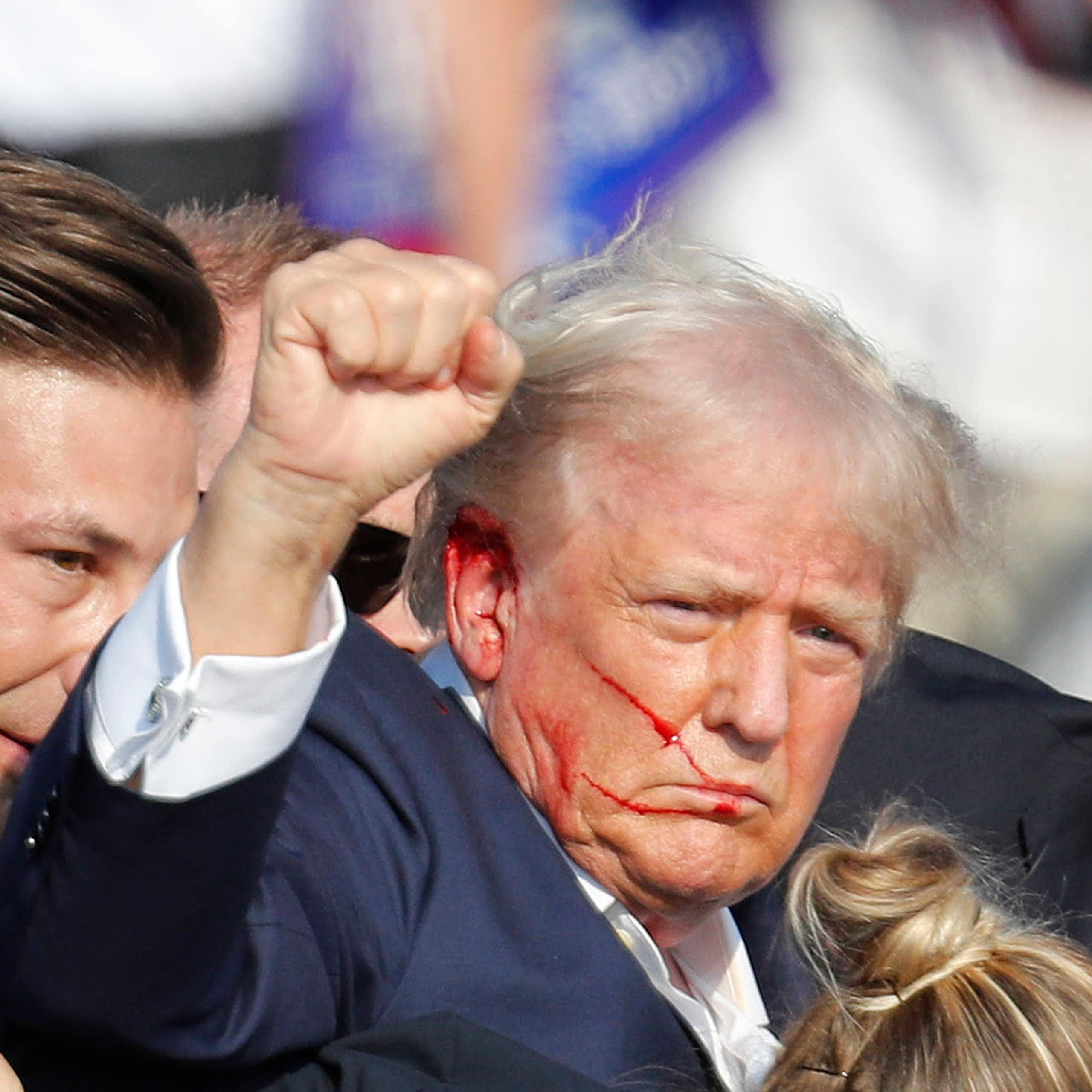 L’image de Trump ensanglanté et brandissant le poing avec un air de défi : un tournant décisif dans la campagne ?