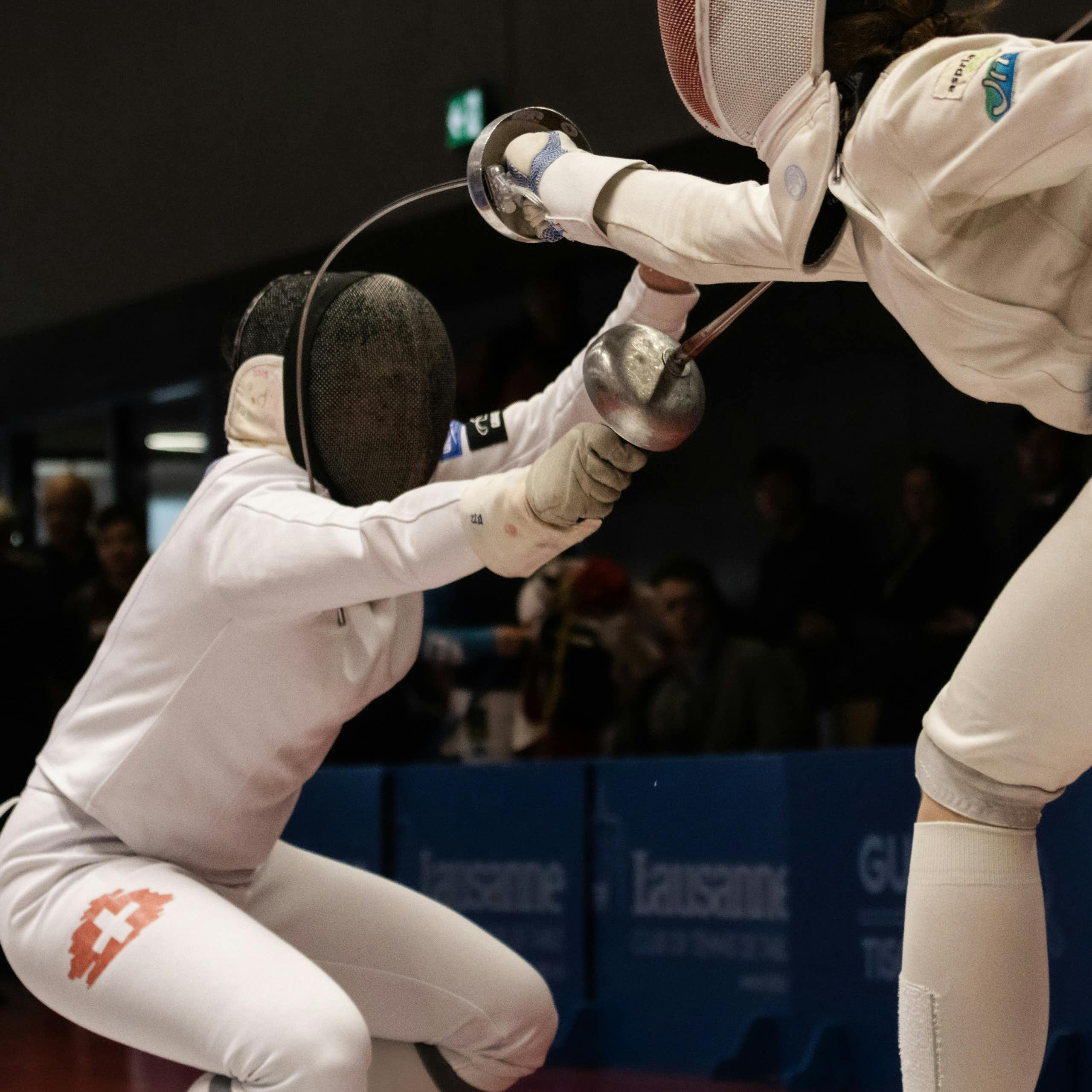 Deux escrimeurs en plein combat.