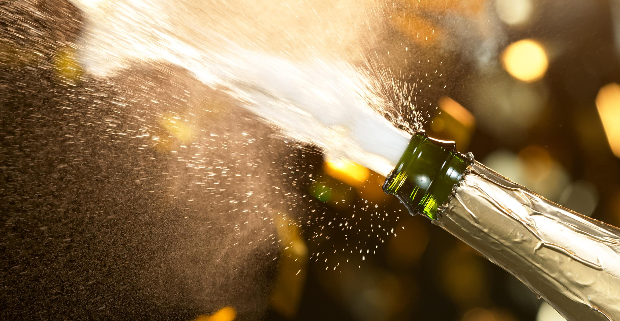 jet de champagne après l'ouverture de la bouteille