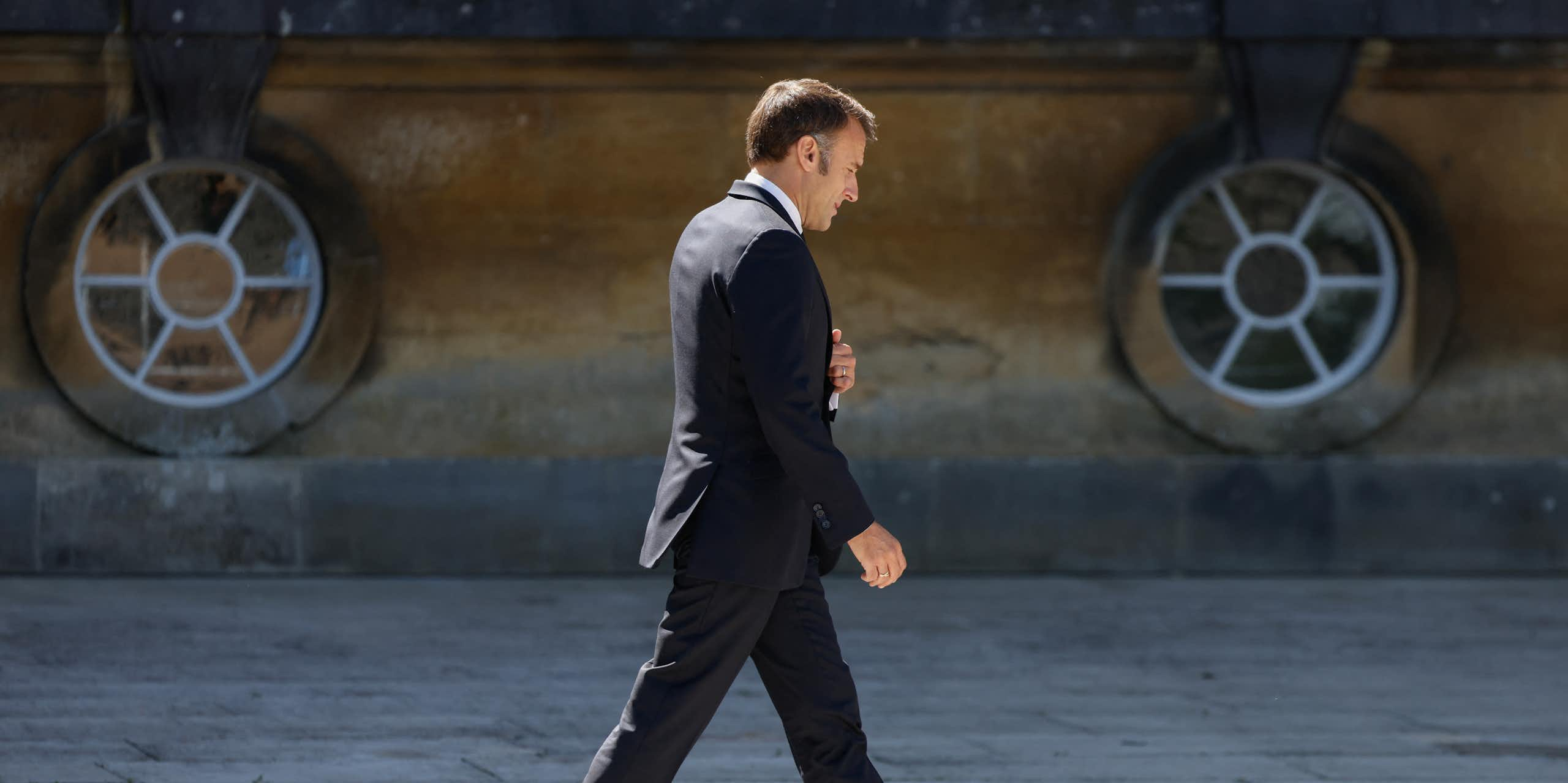 Le président français Emmanuel Macron arrive à la réunion de la Communauté politique européenne au Blenheim Palace à Woodstock, près d'Oxford, le 18 juillet 2024.