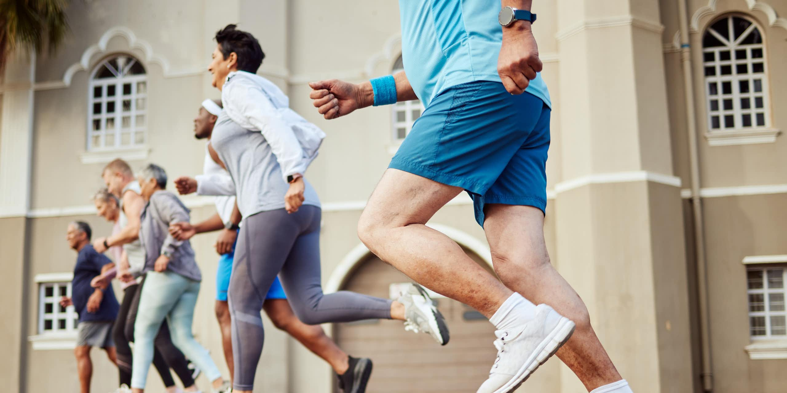 Des seniors en tenue de sport font une course sur le bitume.