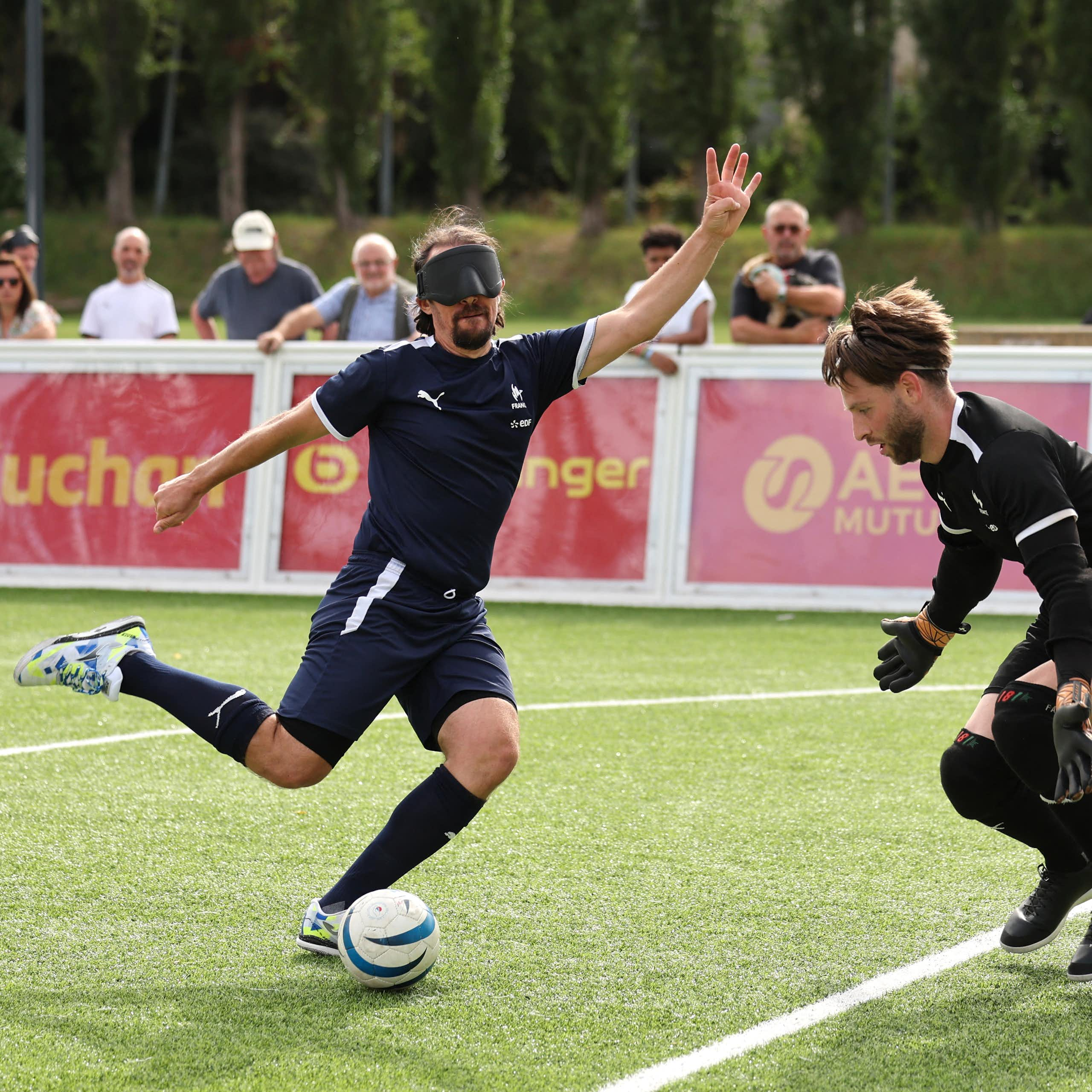 L'attaquant français Frédéric Villeroux tente de marquer contre le gardien français Alessandro Bartolomucci lors d'un entraînement public de l'équipe de France de football à 5 pour aveugles au stade Georges Carpentier à Lens, le 14 août 2024.