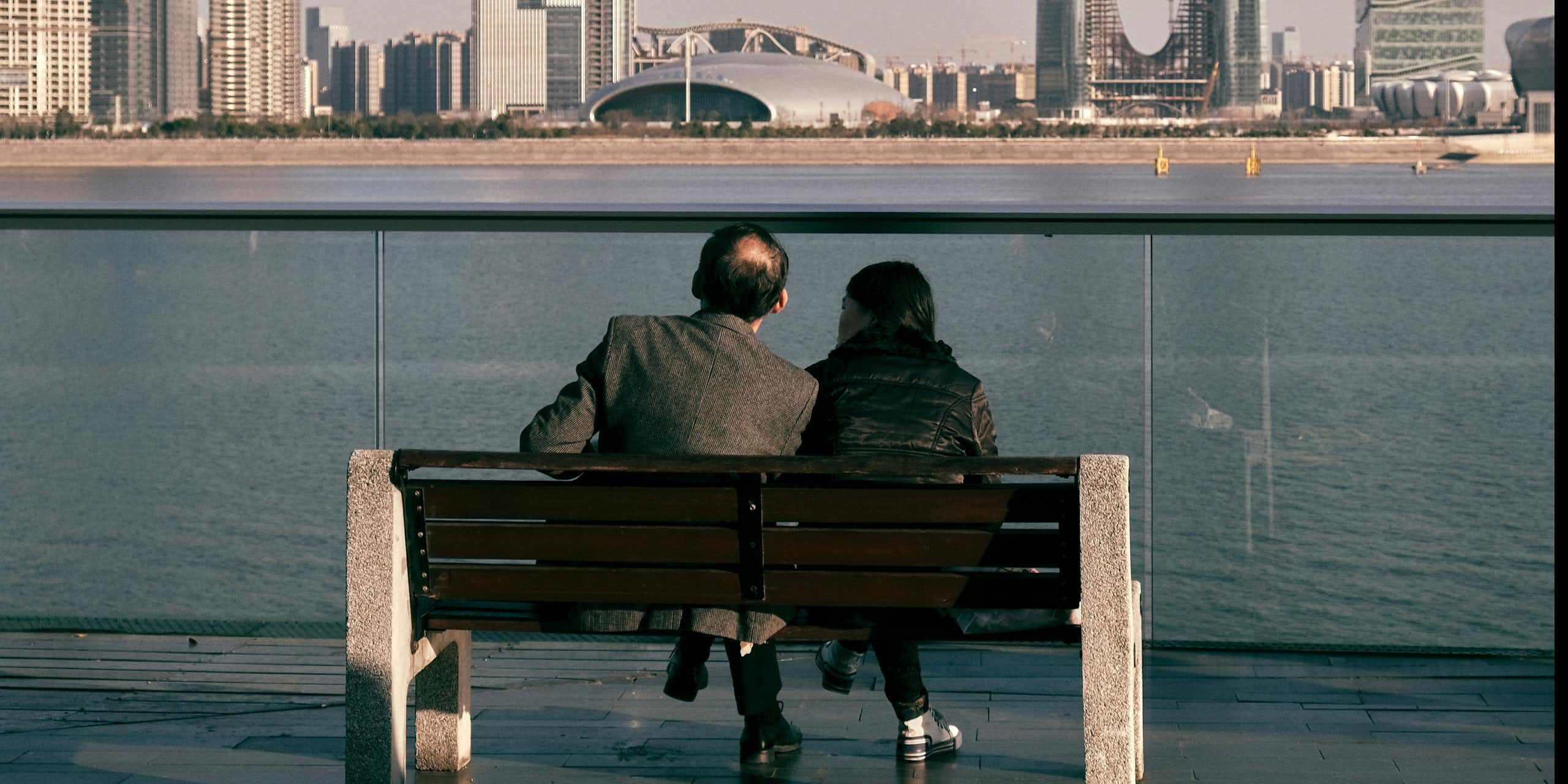 Un couple assis sur un banc.