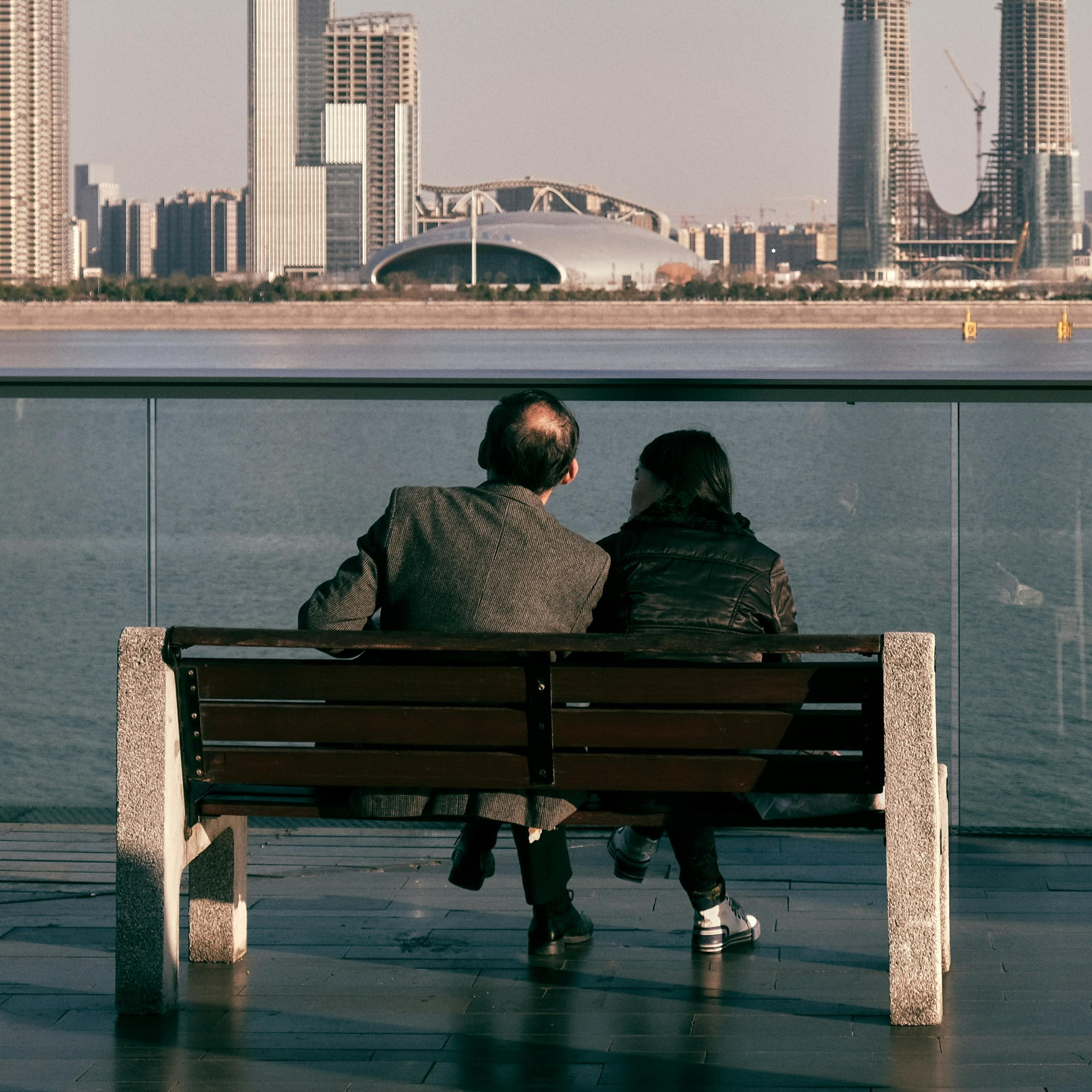 Un couple assis sur un banc.