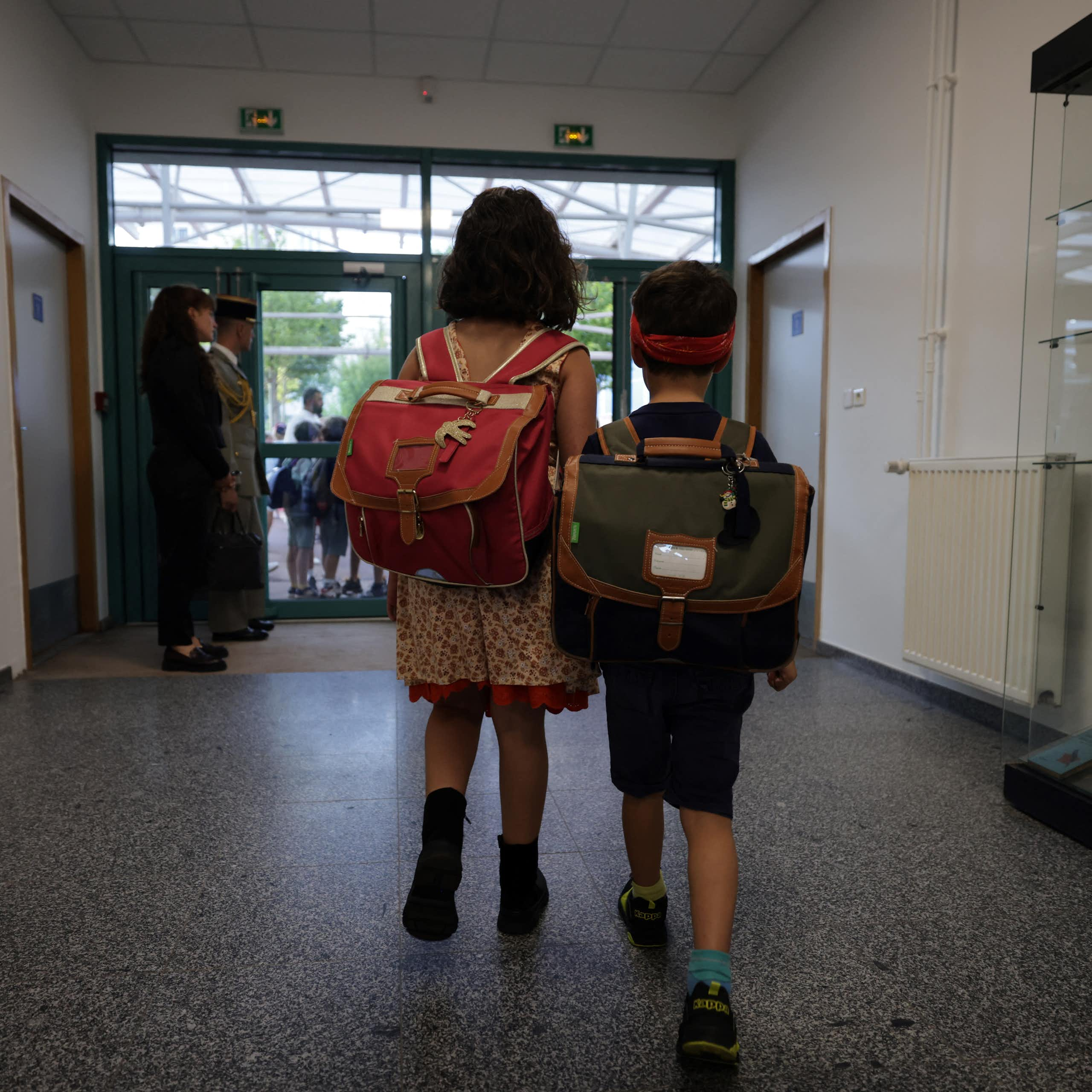 Des élèves arrivent pour la rentrée scolaire à l'école primaire Jean de la Fontaine, à Issy-les-Moulineaux, le 2 septembre 2024.