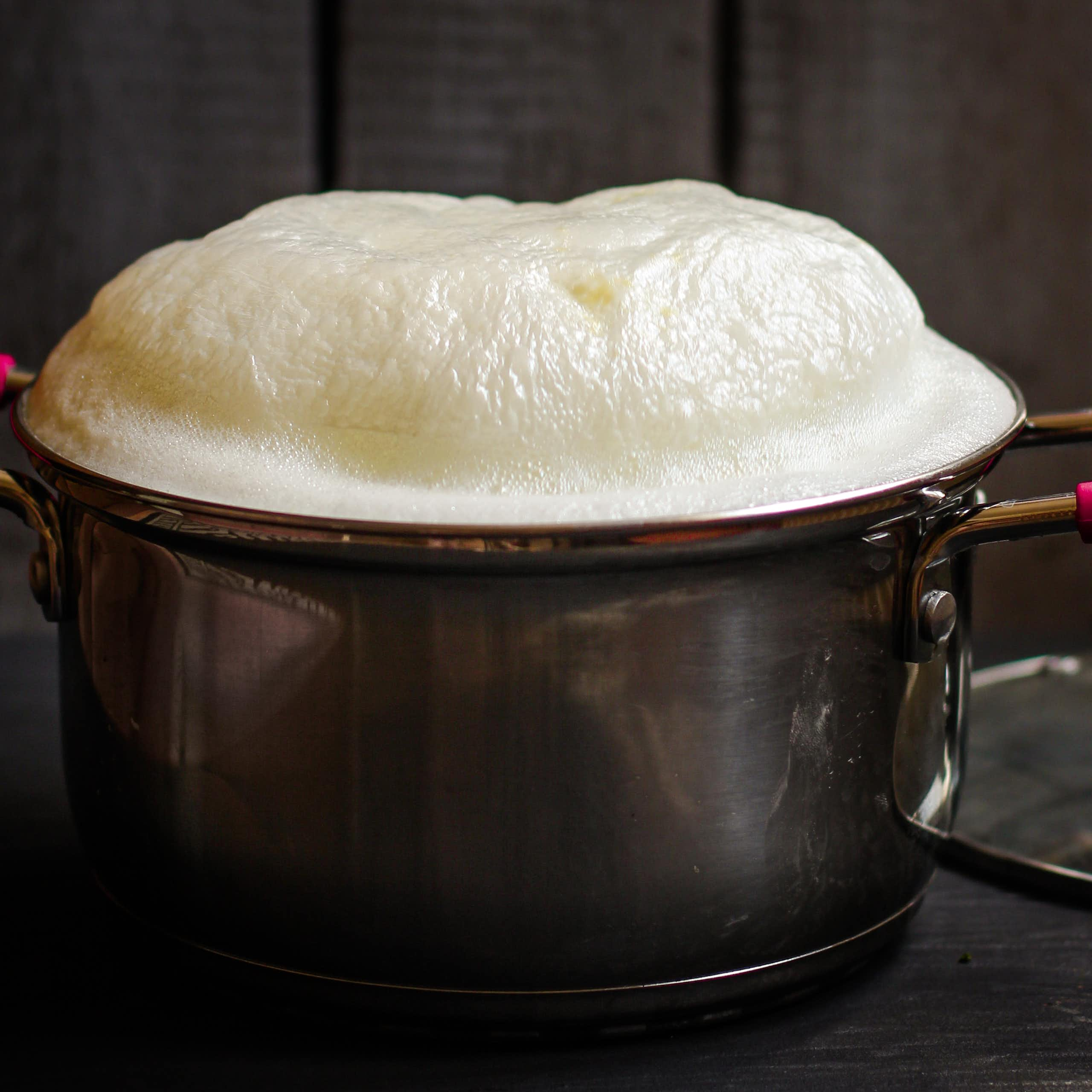 Une casserole de lait déborde.