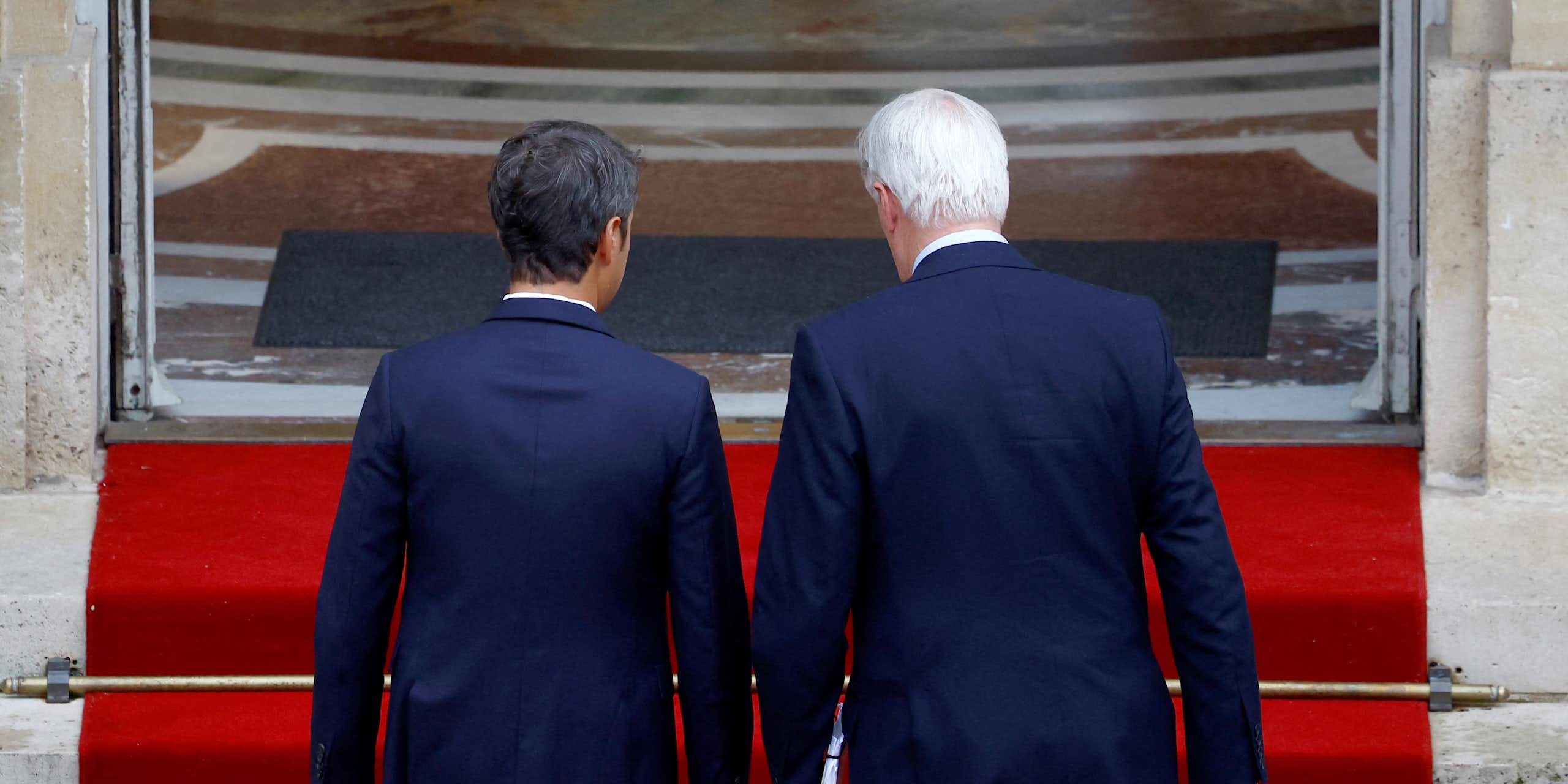 Michel Barnier entre à Matignon le 5 septembre 2024 accompagné de Gabriel Attal, premier ministre démissionnaire. 