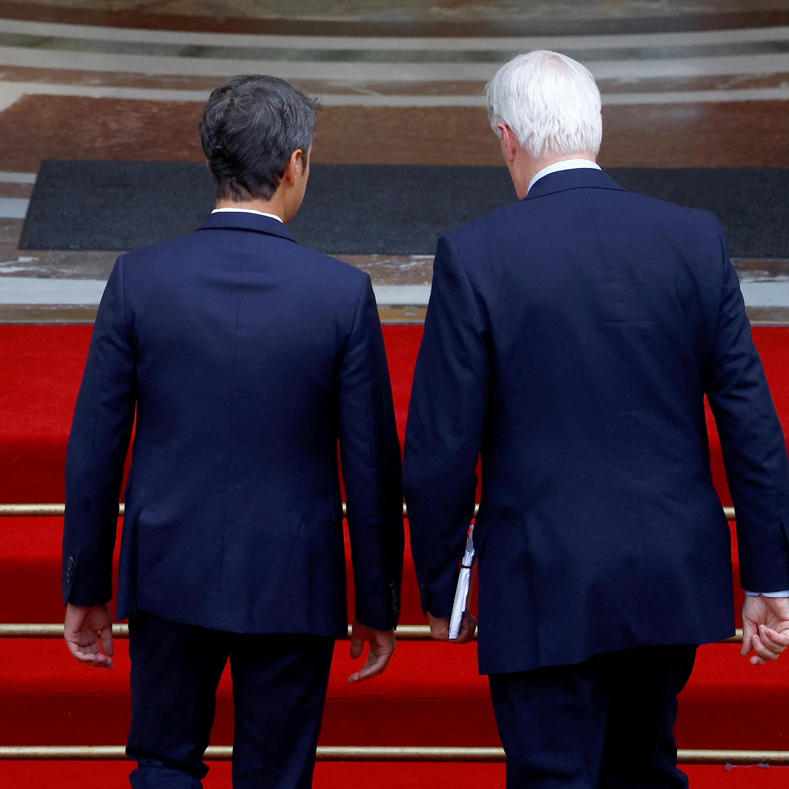 Michel Barnier entre à Matignon le 5 septembre 2024 accompagné de Gabriel Attal, premier ministre démissionnaire. 