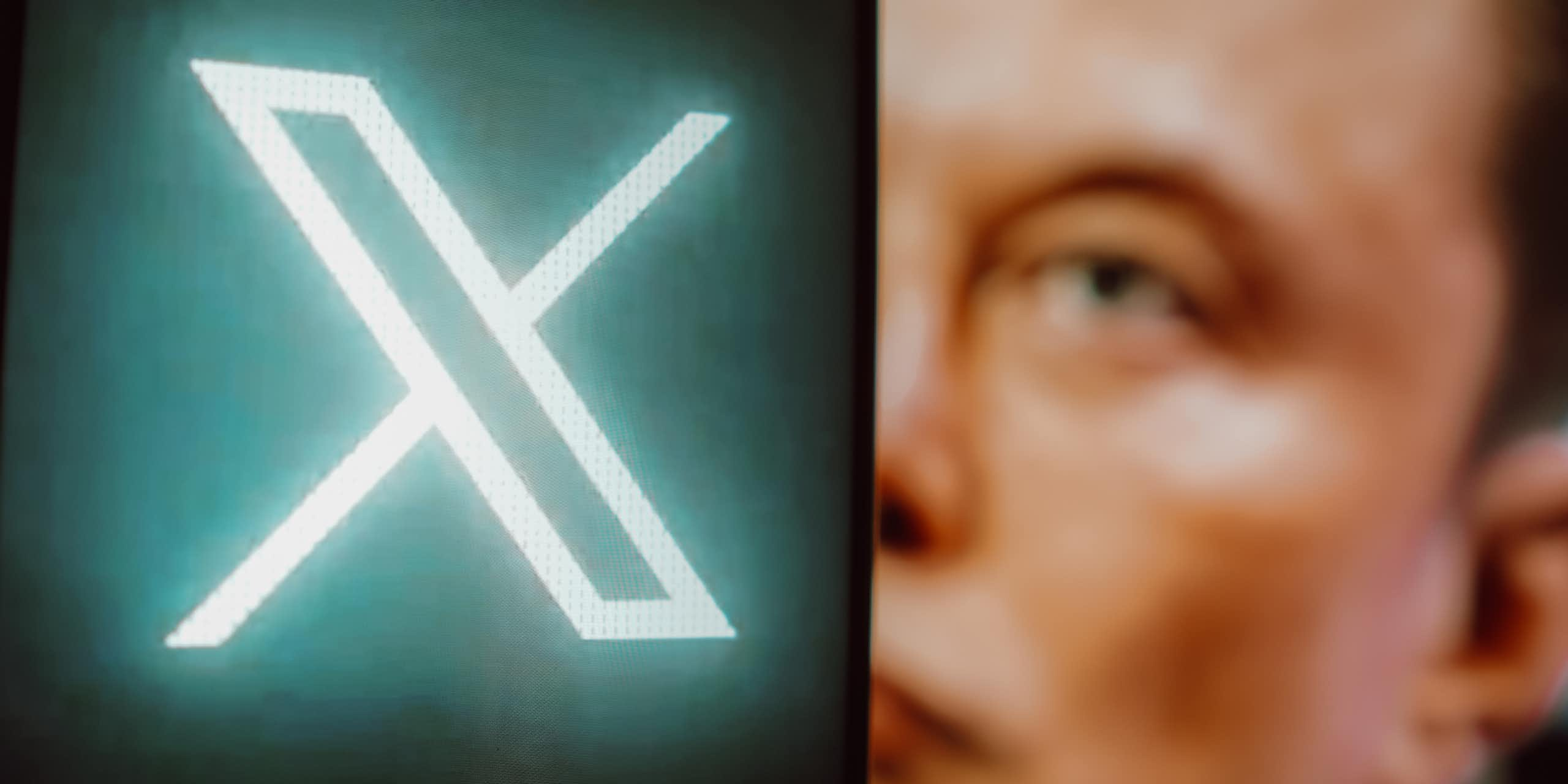 Le visage d'Elon Musk et le logo de X (ex-Twitter) affiché sur un smartphone.