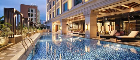 Indoor/outdoor pool