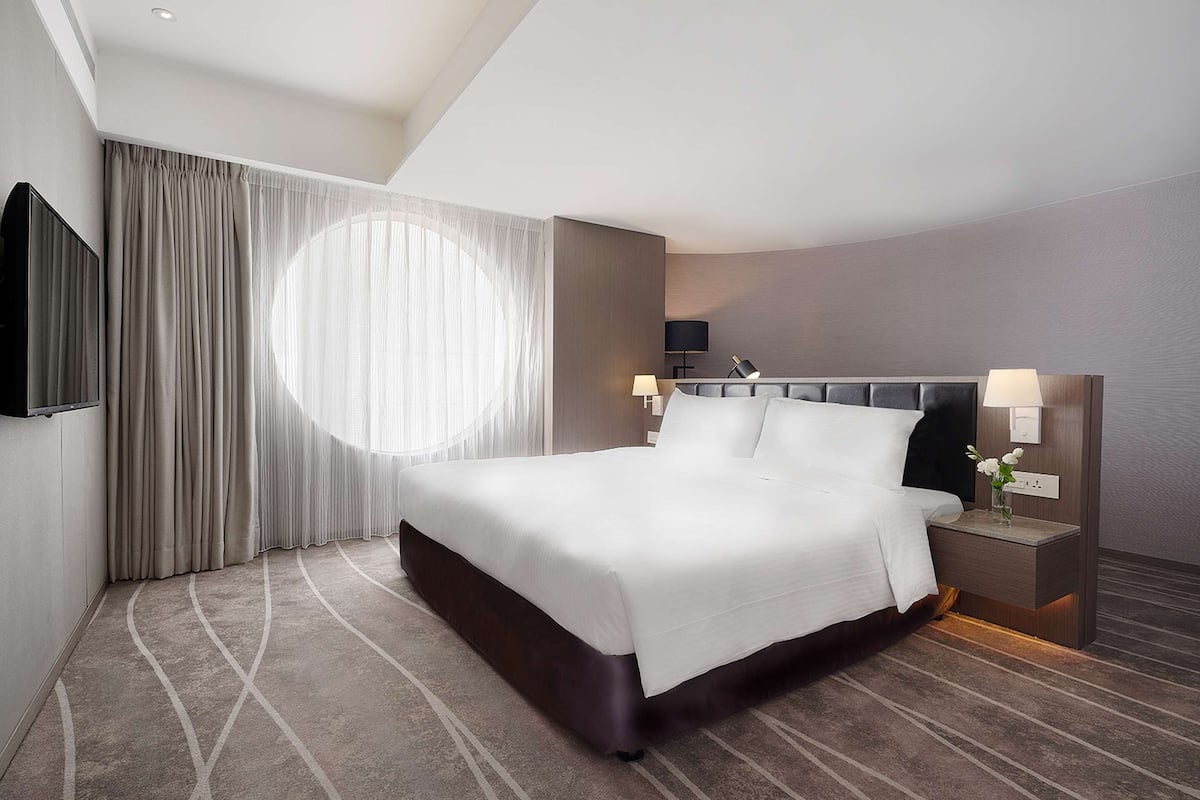 Premier Suite, 1 King Bed | In-room safe, desk, laptop workspace, blackout drapes