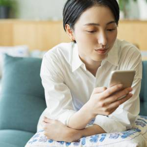 【実は怖い巻き肩】スマホが手放せない人はやっておきたい「巻き肩」対策とは