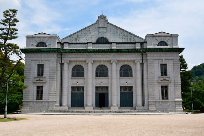 １００年前に建設された大講堂