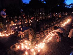 光の道が境内を彩る！奈良市の世界遺産「元興寺 地蔵会」