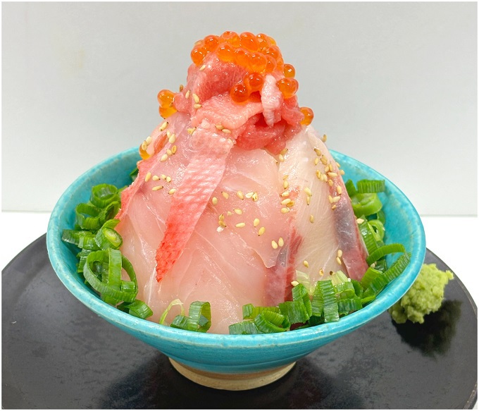 ブリ＆金目鯛を堪能！駿河湾沼津SAに季節限定の海鮮丼が登場の記事サムネイル