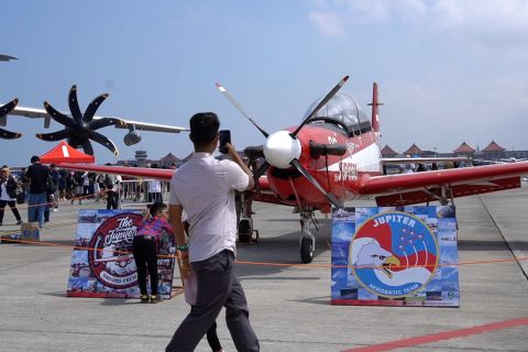 Antusiasme masyarakat lihat pameran pesawat hingga aksi aerobatik TNI