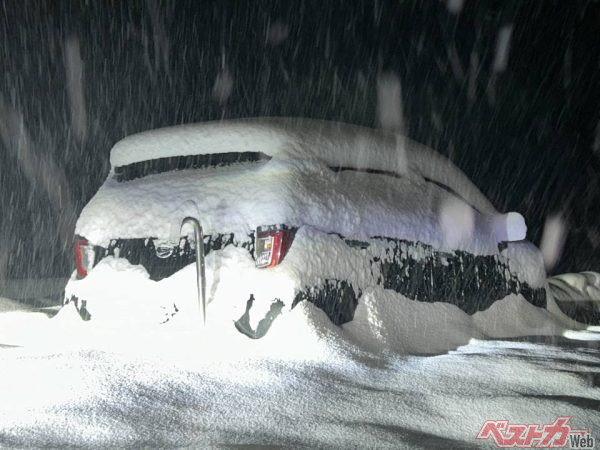 「SNOWKEL（スノーケル）」を装着した状態での走行は違反となる為、あくまでも立ち往生時やアイドリングでの駐車時のみの使用となる