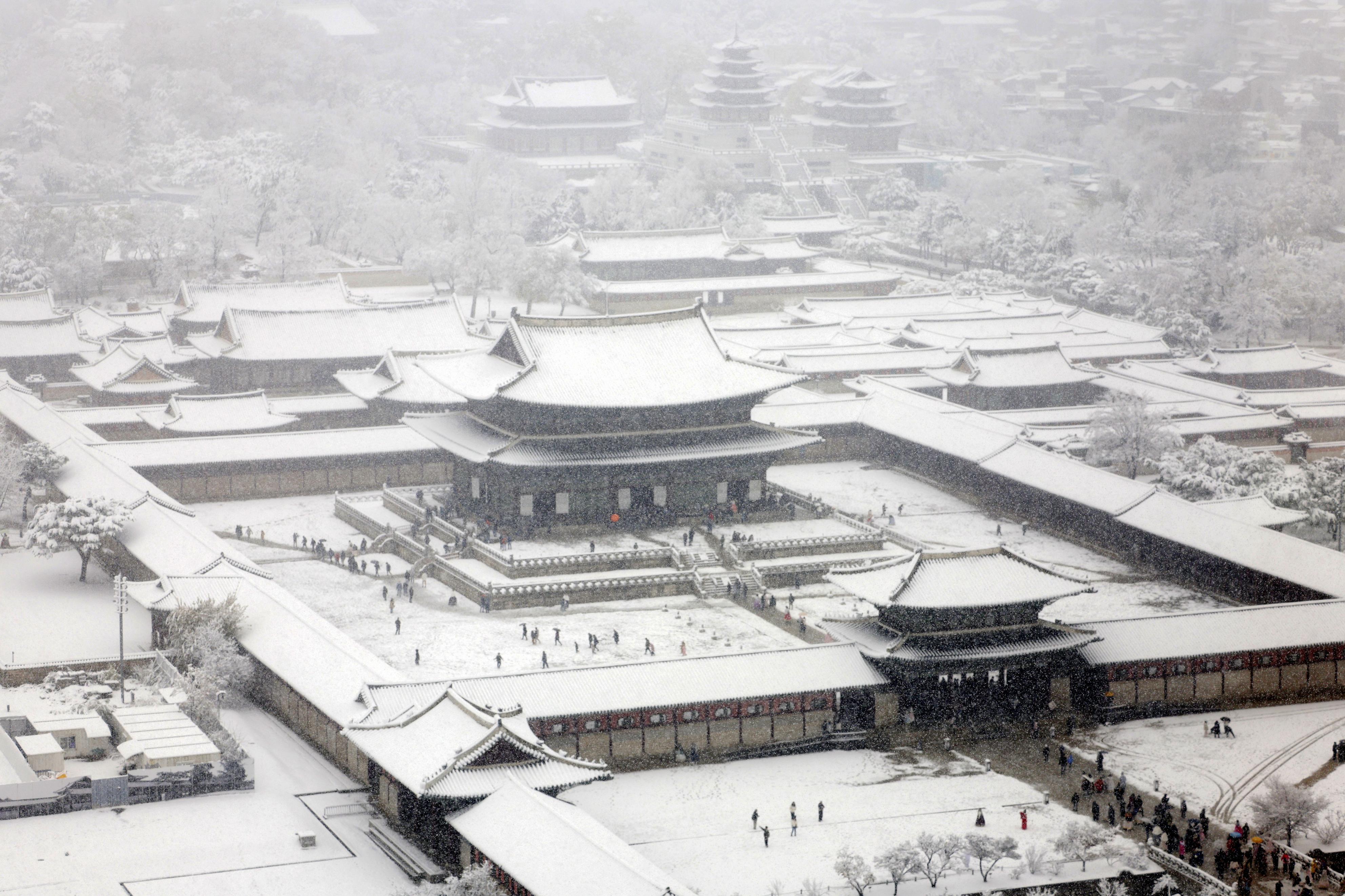 27日、雪に覆われたソウルの景福宮（聯合＝共同）