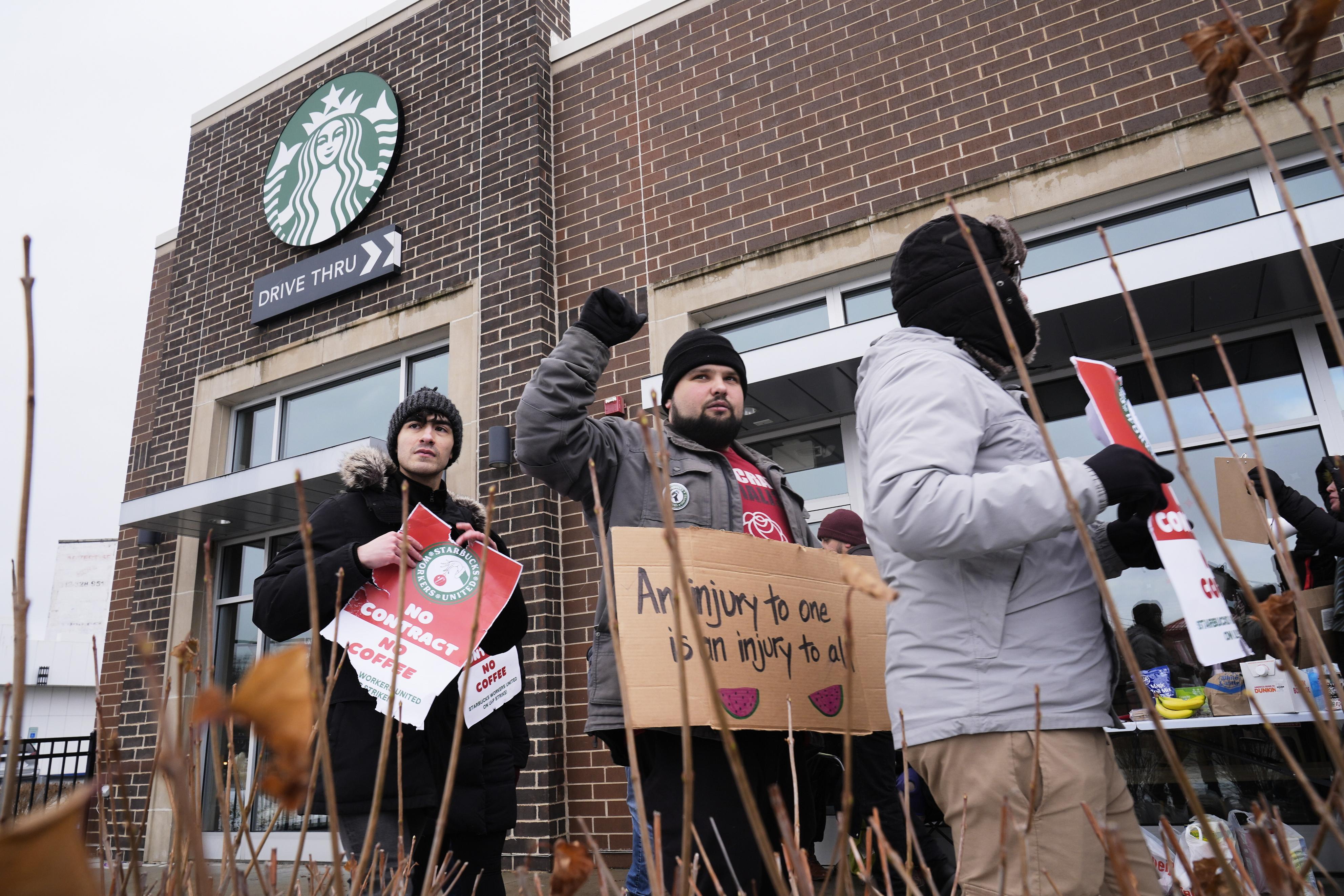 20日、スターバックスの店舗前で抗議する従業員＝米シカゴ（AP＝共同）