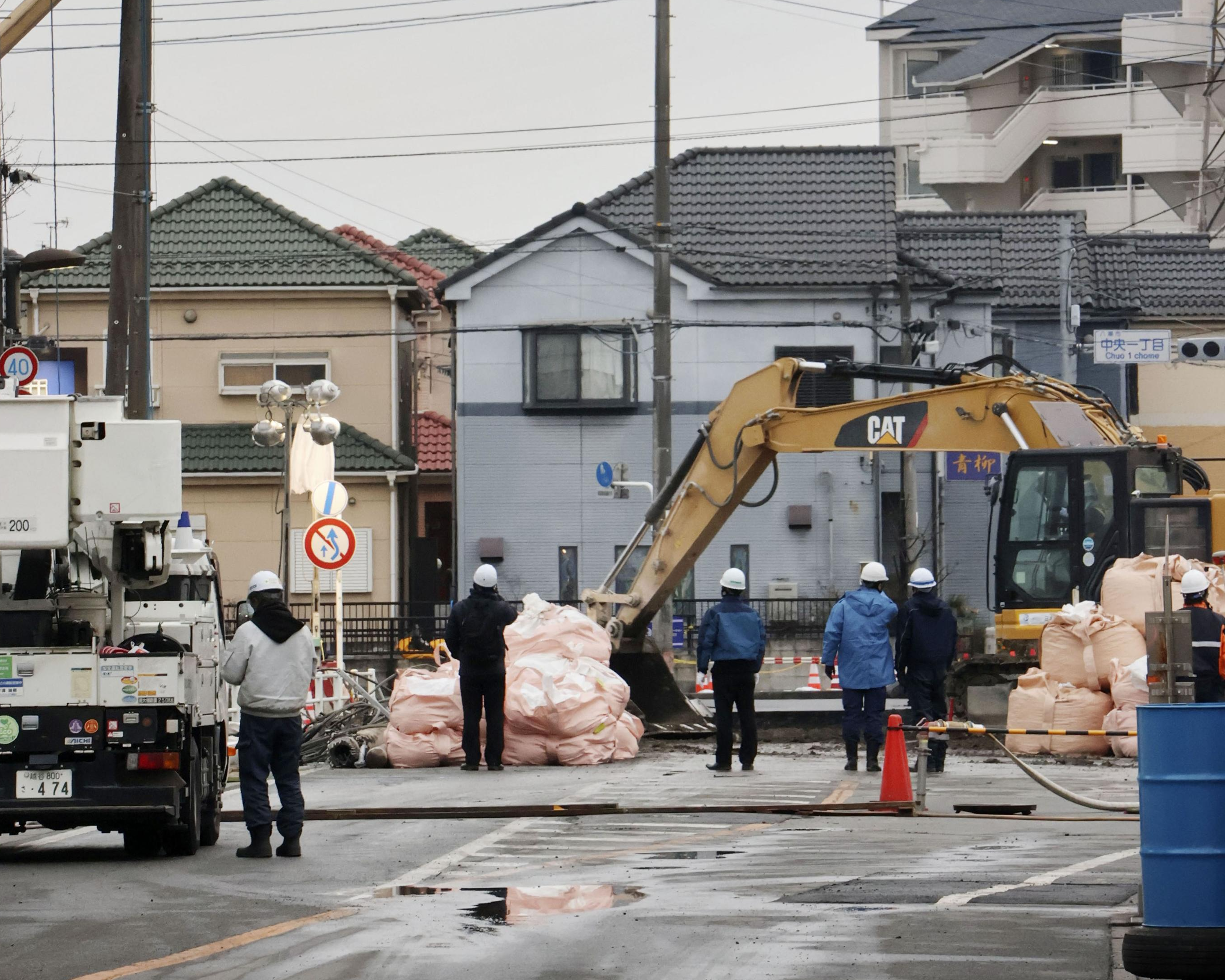 埼玉県八潮市の県道が陥没しトラックが転落した事故現場＝2日午後4時39分