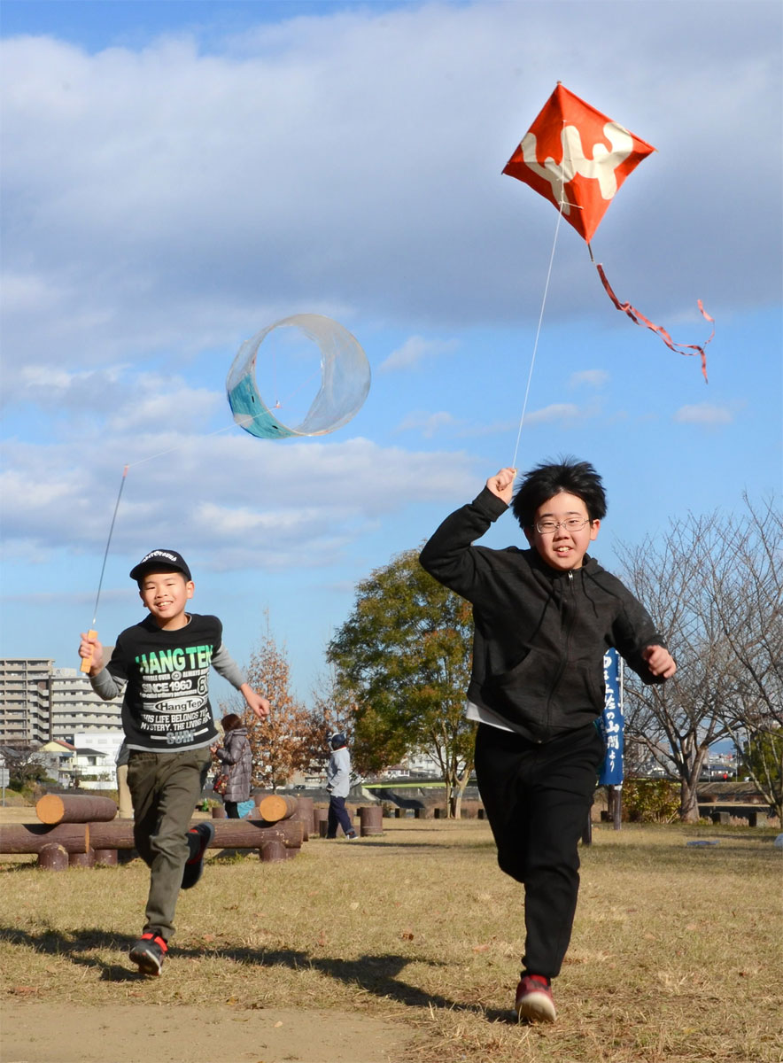 晴天の下、子どもたちが笑顔で駆けた民権凧まつり（高知市のトリム公園）