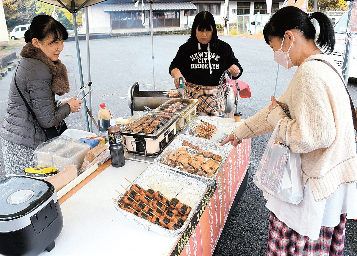 肉料理を買い求める来場者＝島根県邑南町高見、高原公民館