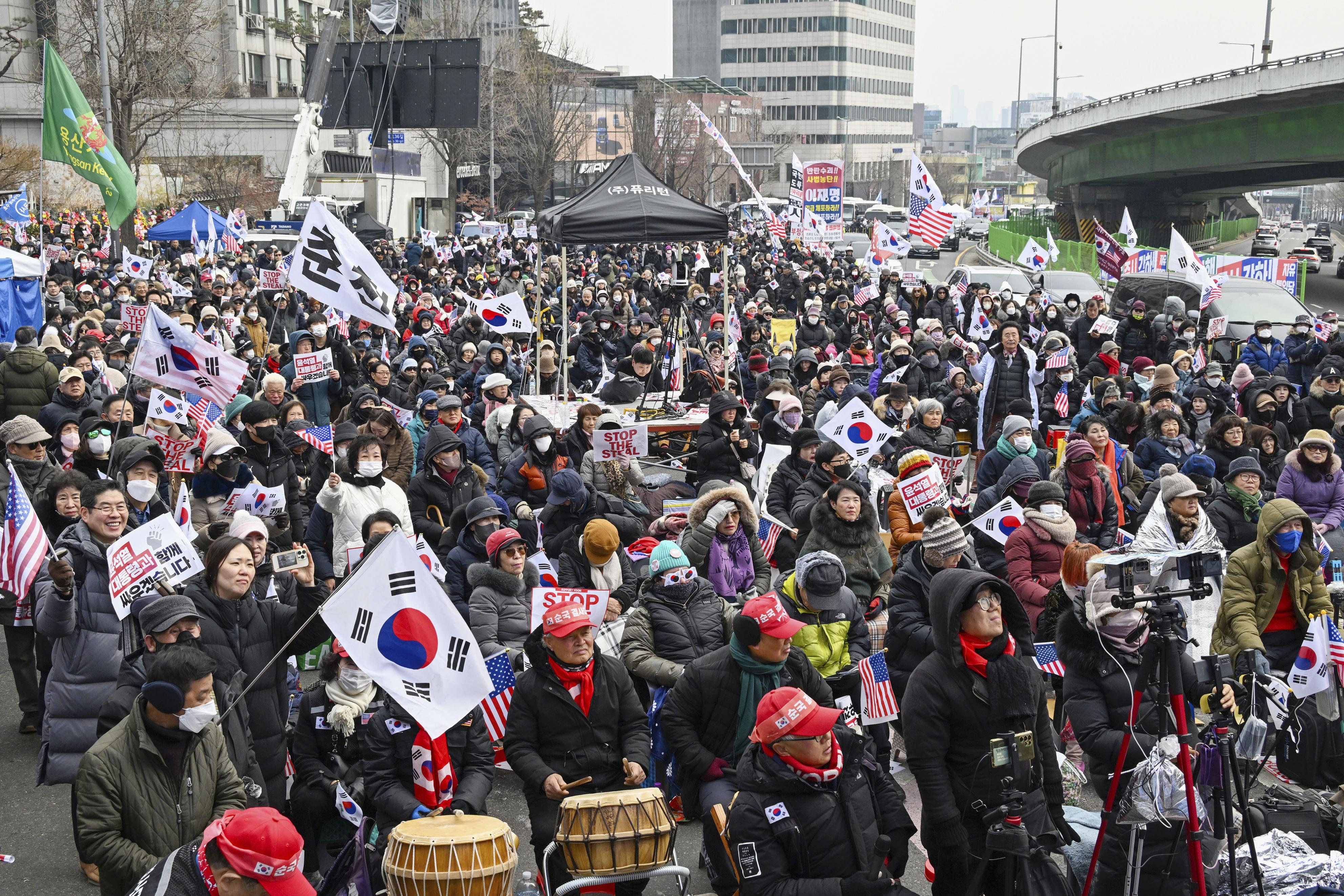 13日、韓国の尹錫悦大統領の公邸近くに集まった支持者ら＝ソウル（共同）