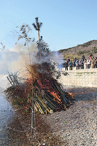 正月飾りなどを燃やし、一年の平穏などを炎に祈った「とんど」＝小豆島町田浦、汐江海岸