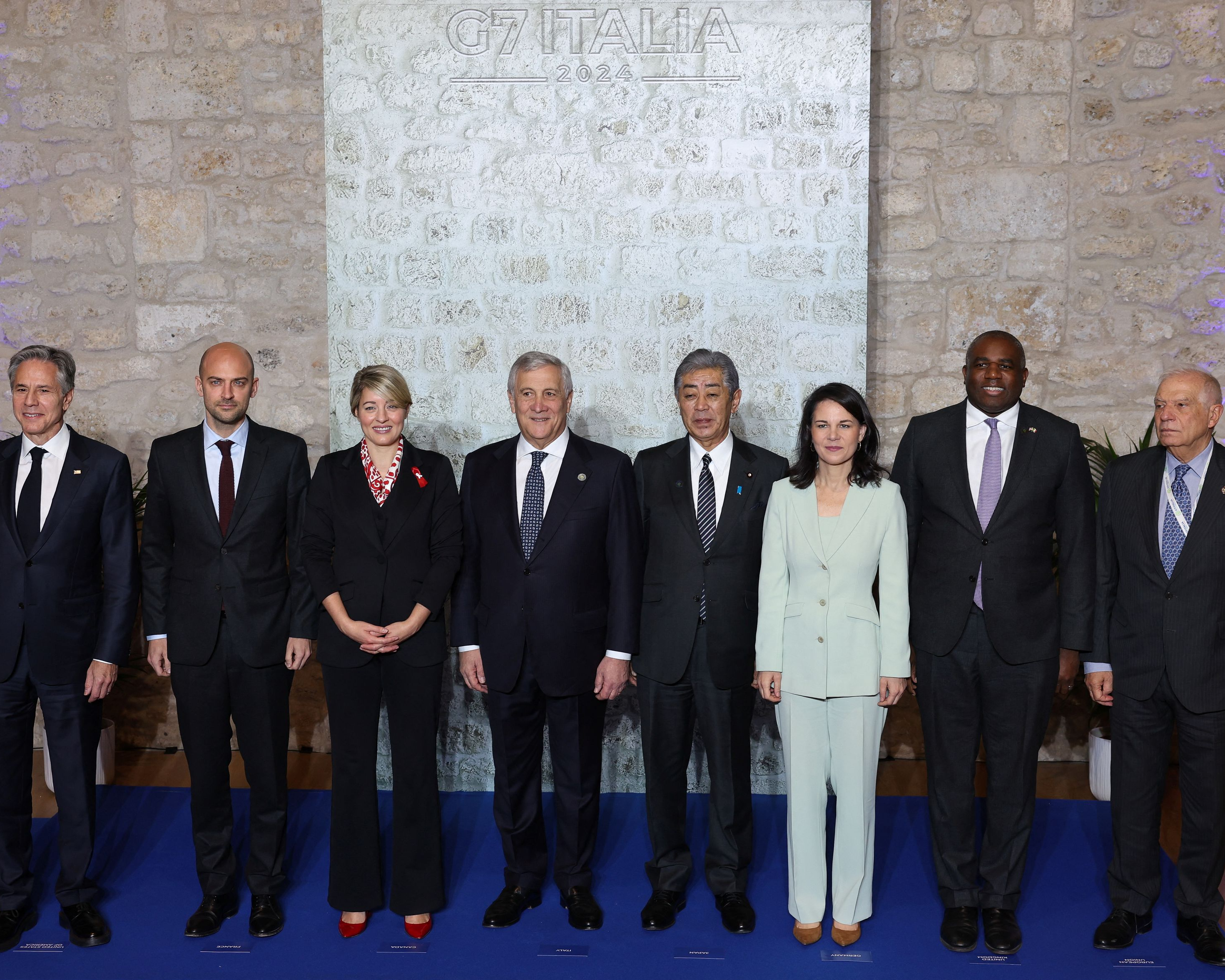 G7外相会合に集まった岩屋外相（右から4人目）らの集合写真＝25日、イタリア・アナーニ（ロイター＝共同）